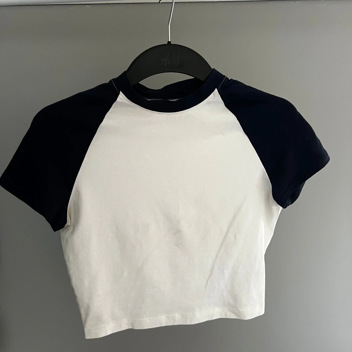 Vit och svart croppad t-shirt från H&M