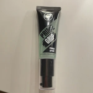 Prime Grip Primer från W7 - Säljer en Prime Grip Primer från W7. Den kommer i en smidig tub med pump och innehåller 24g. Perfekt för att skapa en jämn bas innan sminkapplicering. Jag har använt den en gång och den har en lite spricka på locket men annars är den helt ny!