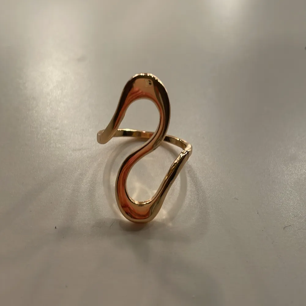 Guldig ring med våg design från Uropenn. Är för stor för mig men hoppas det passar på dig!☺️. Asusteet.
