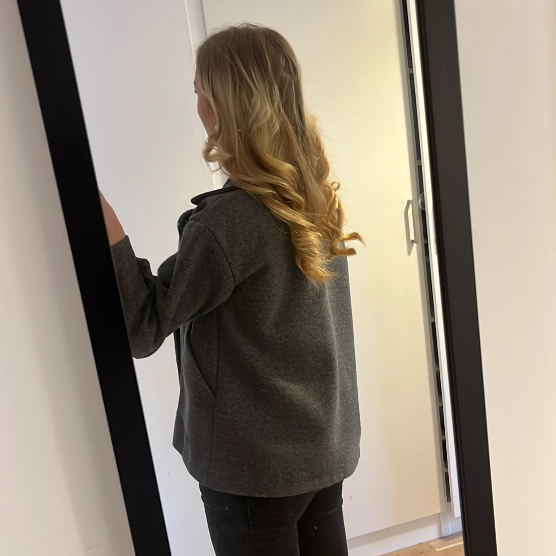 Grå kappa med knappar - 3