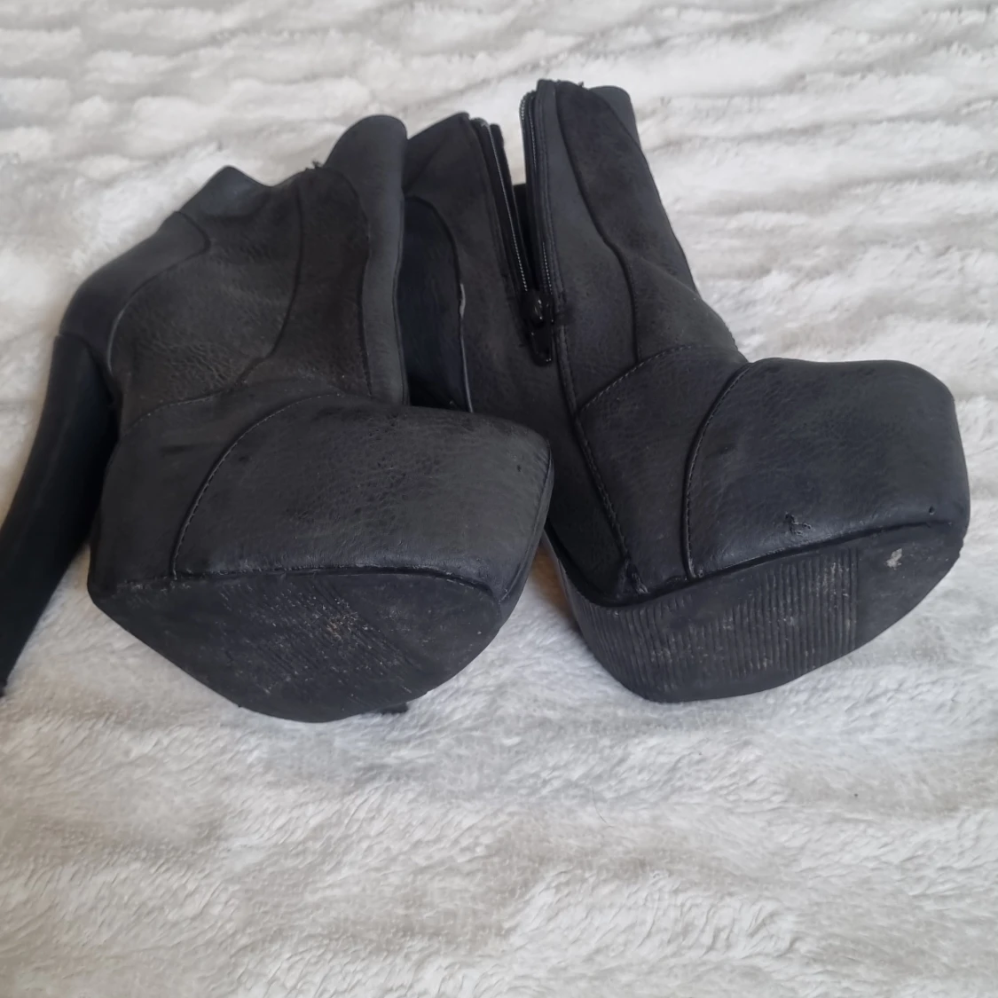 Gråsvarta boots med klack - 2