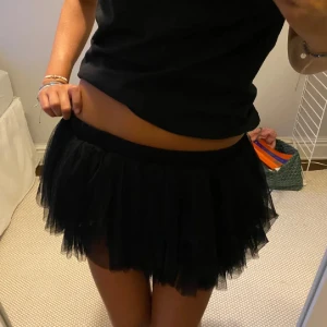 Svart volangkjol - Svart volangkjol i XS. Lånade bilder