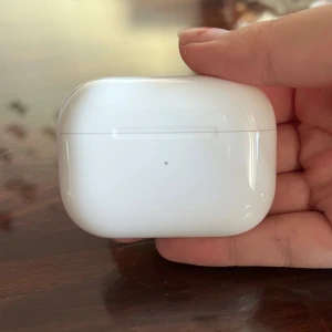 Air+pods pro - lite repor på skalet annars bra. köpt för cirka 3000kr. Paketet för du med men den är lite sliten. Har gen 1 funktioner. Lightning uttag. OBS: caset är repigt men påverkar inte funktionen. Pris kan diskuteras 💗