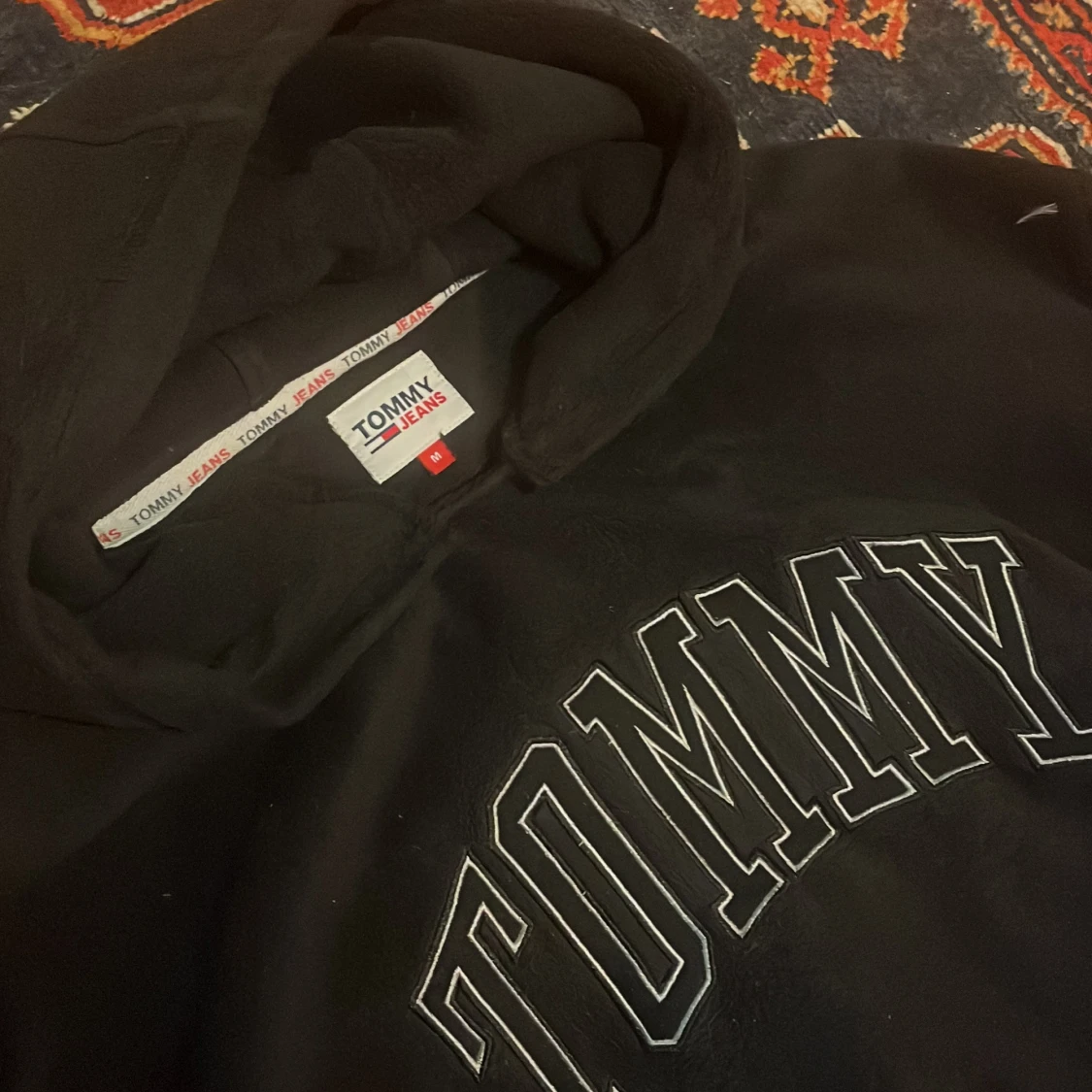 Svart hoodie från Tommy Jeans - 1