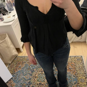 Marin blå blus i linne matrial - Säljer en superfin och skön blus 