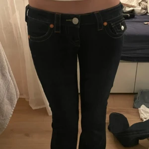 True religion  - Hejj, säljer mina true religion i storlek 23 och modellen joey då de är lite för korta (de är uppsydda) Jag är 160 och de passar perfekt i längden men jag gillar när byxorna är lite längre! Pris kan alltid diskuteras!! 😇😇