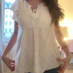 Vit blus med spetsdetaljer - Jättefin vit blus med spetsdetaljer och volangärmar. Säljer då den tyvärr inte längre kommer till användning. Köpt här på Plick 💞 Skriv vid frågor! 