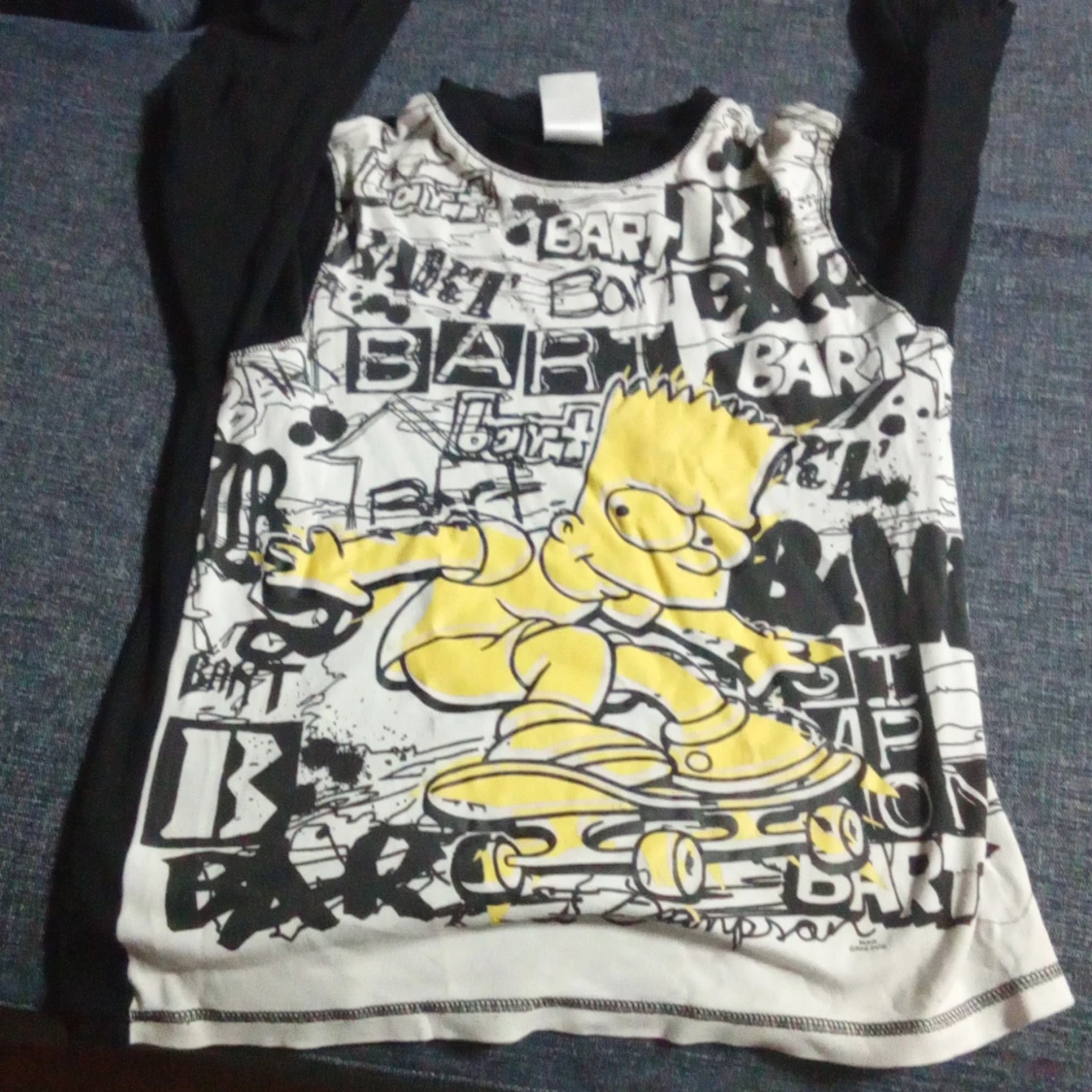 Svart och vit långärmad tröja med Bart Simpson