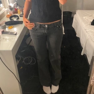Svarta jeans från Gina tricot! - Super snygga svarta/gråa jeans från Gina tricot i storlek 38. Har använts ett par fåtal gånger. 
