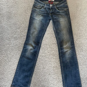 Lågmidjade jeans - Lågmidjade jeans från fornarnia❤️ knappen saknar en framsida (bild 2,3) men är inget som syns från håll. Står ingen storlek men skulle säga 36. Innerbendlängd 85, midjemått tvärsöver 38❤️