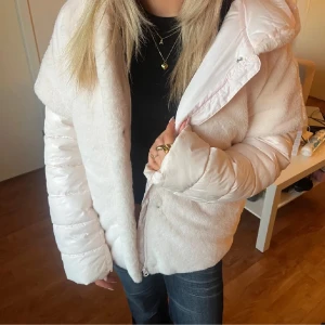 Krämvit vinterjacka med luva  - Mysig krämvit unik jacka med huva och dragkedja💞 