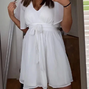 Klänning  - En vit klänning som verkligen är jättefin. Köpte den för att jag tänkte ha den som min studentklänning men hittade en annan istället så den här har tyvärr inte kommit till användning. Men den är verkligen så fin och passar nu till studenten och sommaren. ❤️Skriv om ni har frågor eller villl ha fler bilder❤️