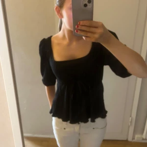 Svart blus med knytband - Svart knyt topp. Använd fåtal gånger 
