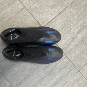 Adidas Crazyfast laceless elite - Snygga Adidas crazyfast laceless elite fotbollsskor. Testas på plan i ca 20 min så i princip nytt skick. kände att de var för små därför säljer jag de.