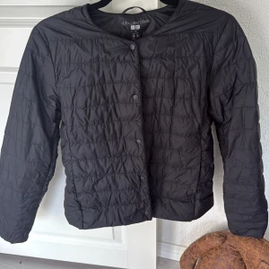 Svart jacka från Uniqlo - Säljer denna populära jacka från Uniqlo. Sparsamt använd! Som ny, i strl S. Perfekt nu till våren och sommaren💓