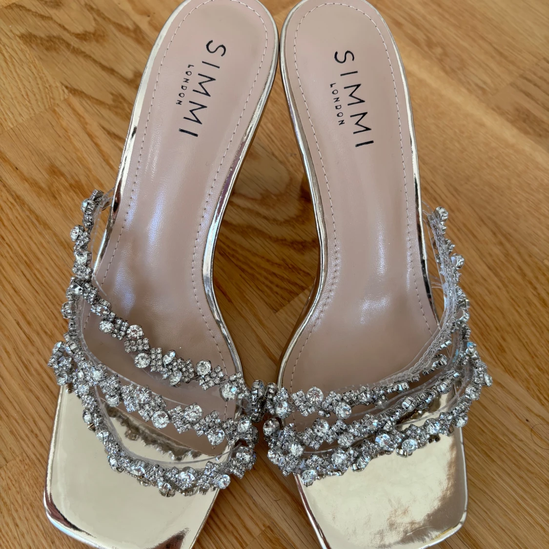 Guldiga klackskor från Simmi London - 1