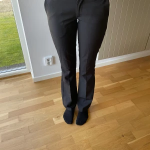 Svarta kostymbyxor från BikBok Vera  - Snygga svarta kostymbyxor från BikBok i storlek 34. Vera.  Flare Utsvängda ben Semi stretch Fickor i sidan Low waist Normal längd Dragkedja och knapp. Fint skick