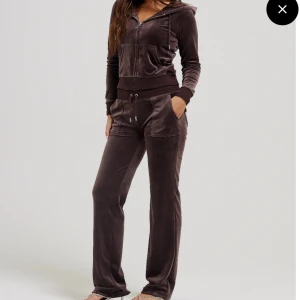 Juicy set - Säljer mitt juicy set som inte kommer till användning. Jättebra skick! Vill bara få sålt därav väldigt billigt pris🩷 Båda delarna ingår i priset!!!