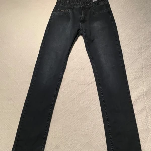 Morgan Jeans - Säljer ett par jeans från det danska märket Morgan. Byxorna är endast använda någon enstaka gång och är därför i nästintill nyskick. De är i regular fit och storlek W32 L36. Nypris ligger runt 500kr. Tveka inte på att höra av dig vid eventuella frågor!