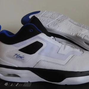 Nike Air Jordans i vitt och blått - Snygga Nike Air Jordans i vitt med svarta och blå detaljer. Skorna har en klassisk design med broderad Jumpman-logga på hälen och en bekväm sula för optimal komfort. Perfekta för både sport och stil. Min son fick som födelsedag presente men han använder inte då tänker vi sälja vidare.