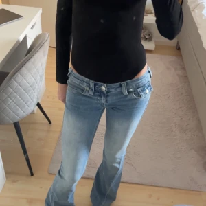 Svart långärmad body  - Säljer en svart långärmad body från Primark. Använd 1 gång och säljs för att den inte kommer till användning. Skriv om ni vill ha bättre foton och priset kan diskuteras!