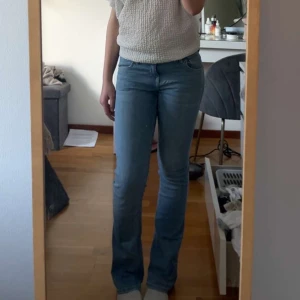 Blå bootcut jeans - Säljer mina blå bootcut jeans eftersom jag inte gillar hur de sitter på mig. Lite för tajt och för korta. Pris kan diskuteras❤️