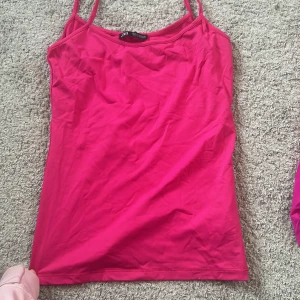 Rosa linnetopp från Zara - Säljer en snygg rosa linnetopp från Zara. Perfekt för sommardagar med sina tunna axelband och enkla design. Toppen är tillverkad i ett mjukt material som känns skönt mot huden. Passar utmärkt till både jeans och kjol. 🌸