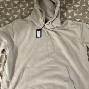 Hoodie från Lager157 - Säljer denna hoodie från lager som inte har kommit till användning någon gång! Inga konstigheter 🤞. 