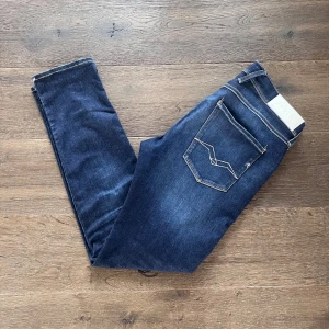 Replay jeans - Replay Anbass | storlek: 32/32 | Nypris: 1200kr Vårt pris: 300kr | skick: 9/10 | färg: mörkblå | Passform: slimfit 
