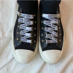 Dior sneakers - Säljer nu mina walk n dior skor!! Storlek 35, men skulle säga att de passar 36. Nypris ligger på ca 11 000kr. Justerbara band och superlätta att dra på