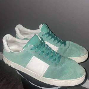 Valentino flycrews - Riktigt feta valentino flycrews som du kan ha överallt till ex fester ute skolan och allt skick 9/10 allt som saknas är en nit 🥂ingår box dustbag och extra snören