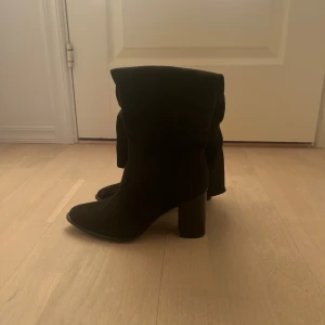 Svarta boots  - Snygga svarta stövlar boots, som passar pefekt nu till våren. Säljer dessa då de är för små för mig. Vid mer info kontakta privat!!