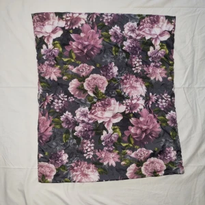 Påslakanset med örngott  -  Påslakanset, ca 150×210 cm påslakan och ca 60×50 cm örngott med blommor. Påslakan har sömmen gått upp men de fixar den händiga.