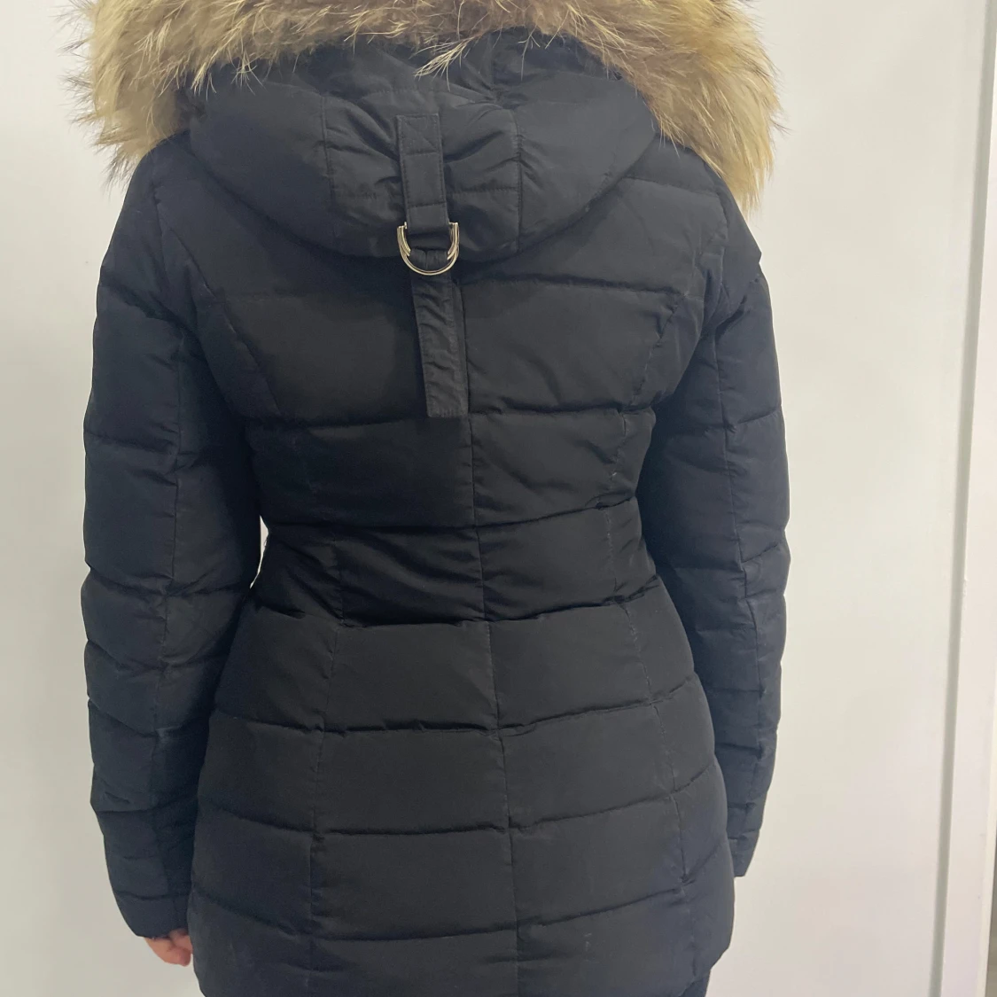 Svart dunjacka med pälsdetaljer - 2