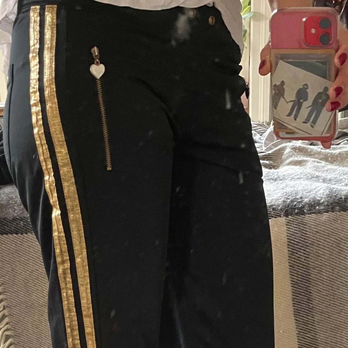 Svarta byxor med guldiga detaljer - 3