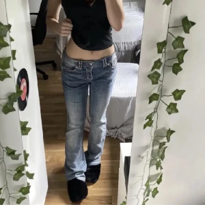 Superfina miss me jeans⭐️🩷 - Säljer dessa supersnygga lågmidjade miss me jeansen⭐️ Jeansen har en bootcut modell och har sååå fina detaljer!! Säljer eftersom jag har för många jeans och får ingen användning för dom🫶🏻 Midjemått: 36cm (stretchiga) innerbenslängd: 80cm! Byxorna är lite slitna längst ner (se bild 4) men är inget man tänker på!🤗 (bilderna på är lånade från förra ägaren) 🩷 Kontakta för ytligare frågor🙌