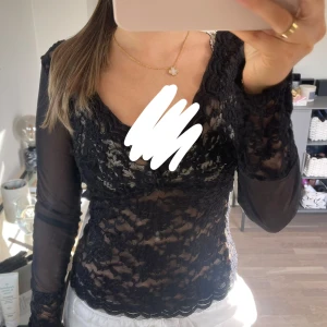 Snygg tajt svart långärmad topp med spets🤩 - Figursydd svart långärmad topp med spets