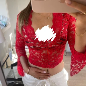 Snygg tajt röd långärmad topp i spets🤩 - Figursydd röd långärmad topp i spets, använd en gång💗Inget märke! 