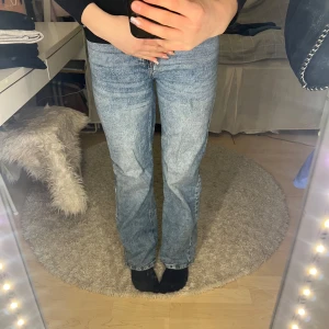 Blå jeans från Lindex - Snygga blå jeans. Medel midja, har sytt ner de från hög midja. Super fina, passar mig som är ca 167, Stl 13-14/xs/s