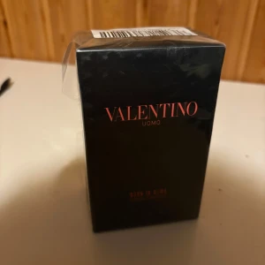 Valentino roma parfym 100ml - Säljer en oöppnad lyxig parfym från Valentino, Born in Roma Coral Fantasy. Flaskan rymmer 100 ml och har en elegant design med en svart, strukturerad yta. Perfekt för den som vill ha en sofistikerad doftupplevelse.