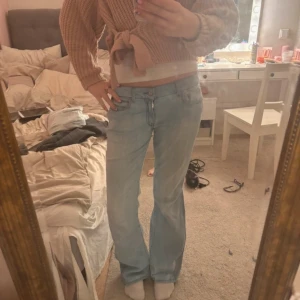 Replay jeans - Ett par jätte fina replay jeans som är omsydda till bootcut, har använt några fåtal gånger, passar mig bra i längden som är 172. Innebenslängd 80,midjemått 38 💕💕