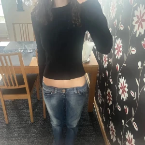 Svart ribbad tröja - Säljer en stilren svart ribbad långärmad tröja. Perfekt för en enkel och klassisk look. Tröjan har en normal passform och är tillverkad i ett mjukt material. Passar mig som har xs/s