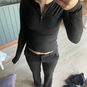 Svart tröja - En vanlig svart tröja med knappar, använd en gång så nästan ny skick!