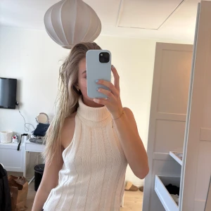 Vit ribbad polotopp - Vit ribbad polotopp med öppen rygg! Super fin till fest men även vardag!💞