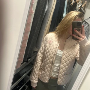 Vårjacka Morris lady - Fin rosa vårjacka som tyvärr inte används längre från Morris lady, mycket bra skick endast lite fläckar precis nere vid handleden, storlek M men skulle säga mer XS/S