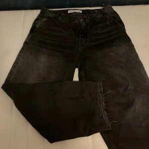 Bershka baggy jeans - Svarta baggy jeans med nice fade. Numera för korta för mig. Lite heelbite men det är ju att förvänta sig när de har använts flitigt. Bra form när man har på sig dem. Stl 42 (gissningsvis W30 L30 eller liknande) nypris 399kr, kom med bud eller ta dem för 125 spänn.