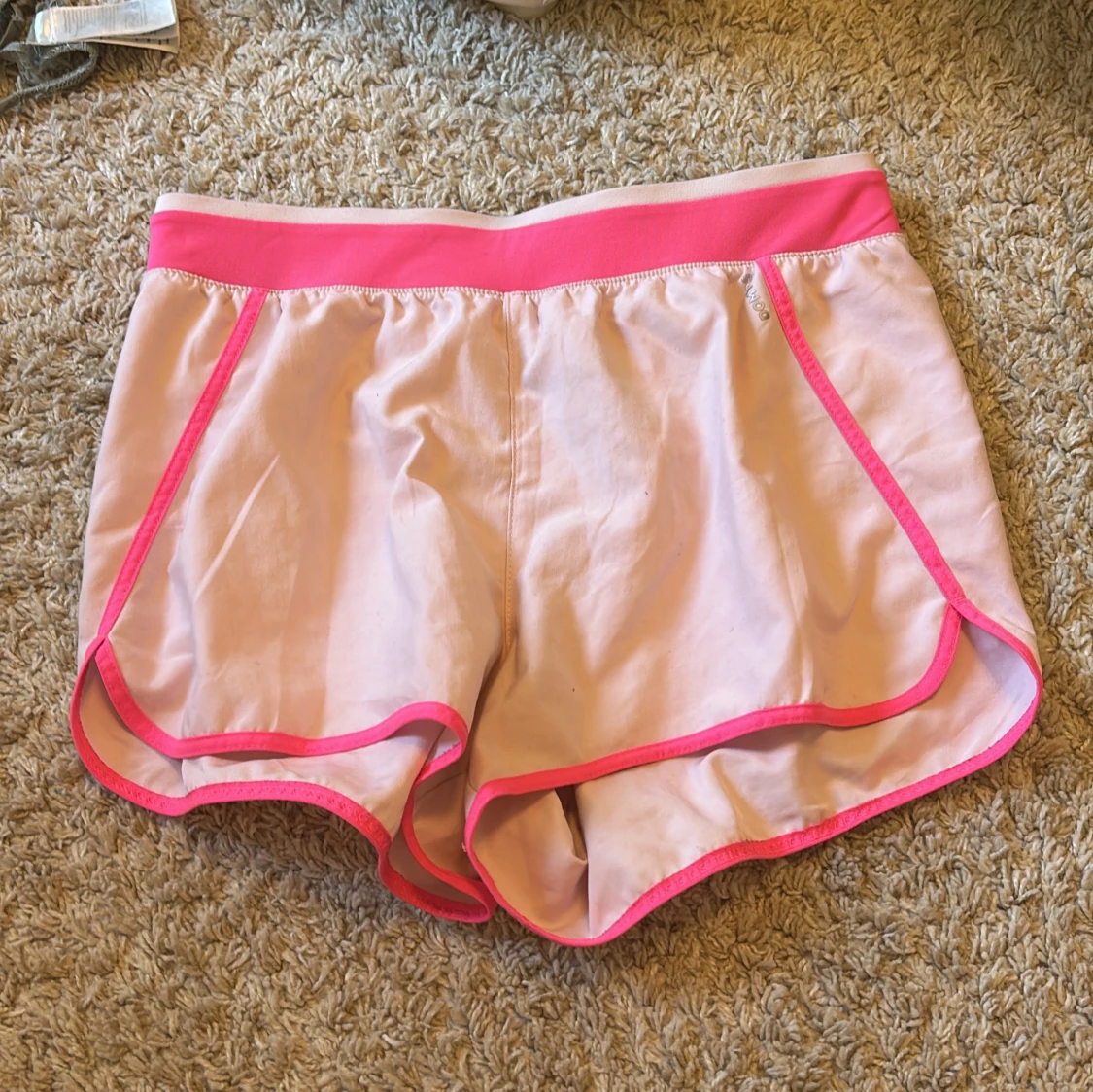 Rosa sport shorts med neonrosa detaljer