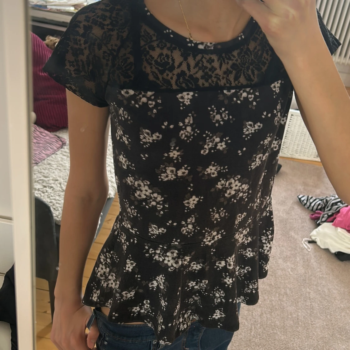 Svart blommig topp/tunika med spetsdetaljer - 4