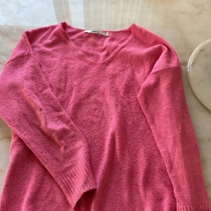 Rosa stickad tröja  - Rosa stickad tröja, köptes för ett par år sen! Den har blivit i lite sämre skick under åren… storlek S💗💗💗