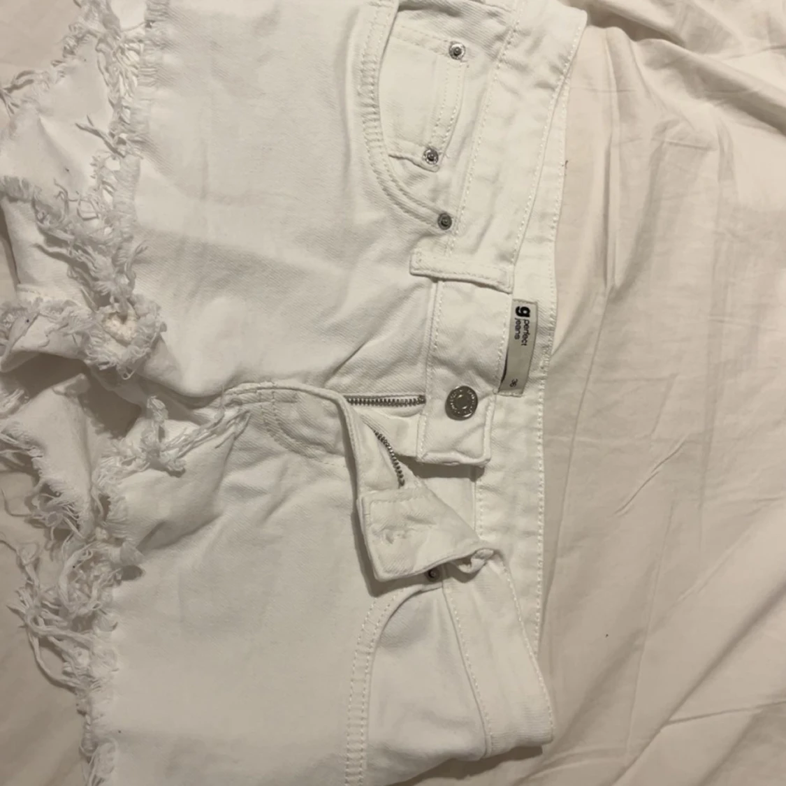 Vita jeansshorts i low waist från Gina tricot  - 1